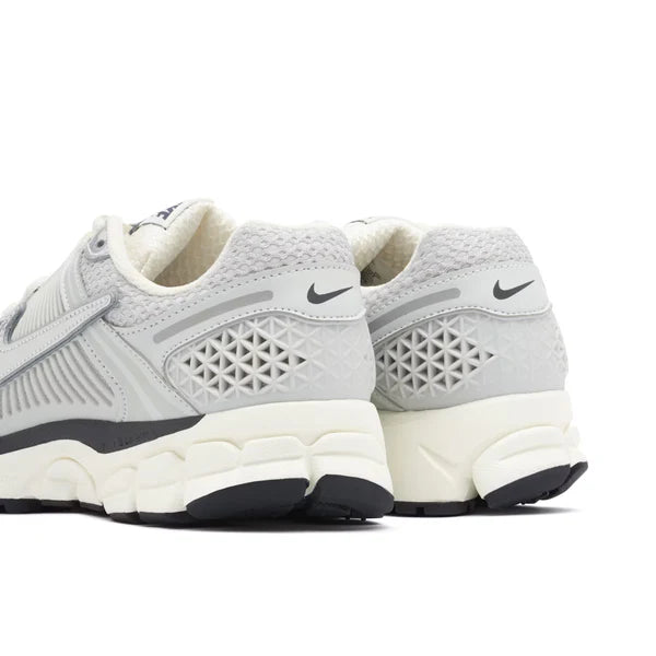 Nike Zoom Vomero 5 Silver® - Importadas