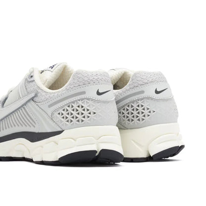 Nike Zoom Vomero 5 Silver® - Importadas
